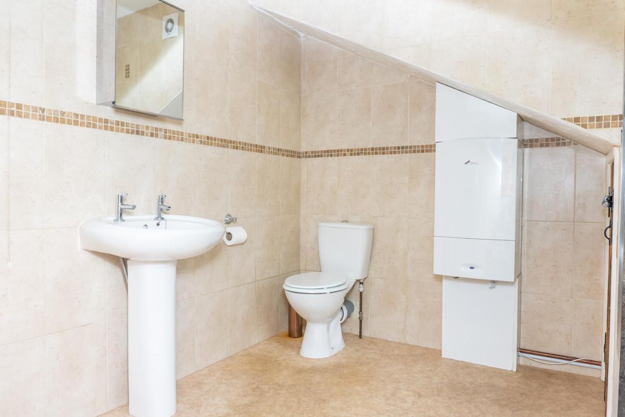 Cosy 3 Bed In Gloucester-parking-garden-free Hot Tub At The Weekends Gloucester