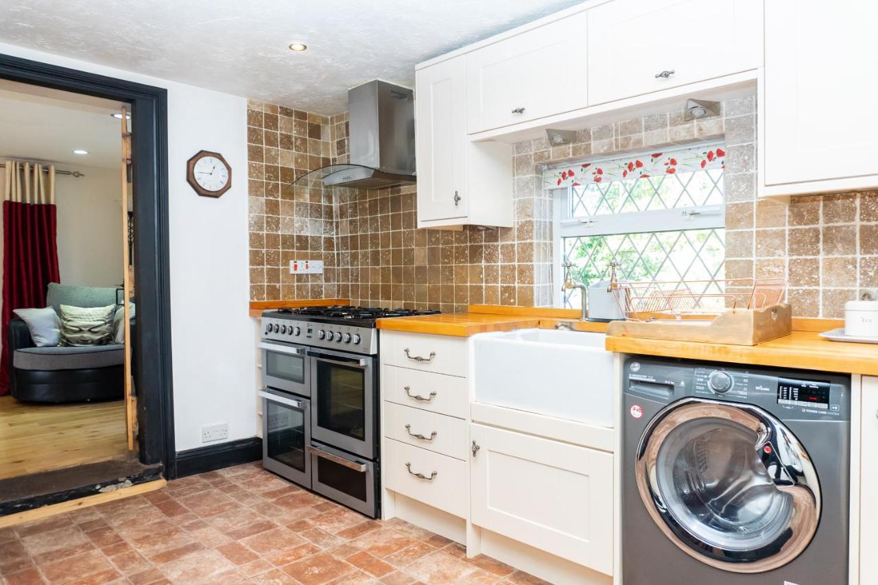 Cosy 3 Bed In Gloucester-parking-garden-free Hot Tub At The Weekends