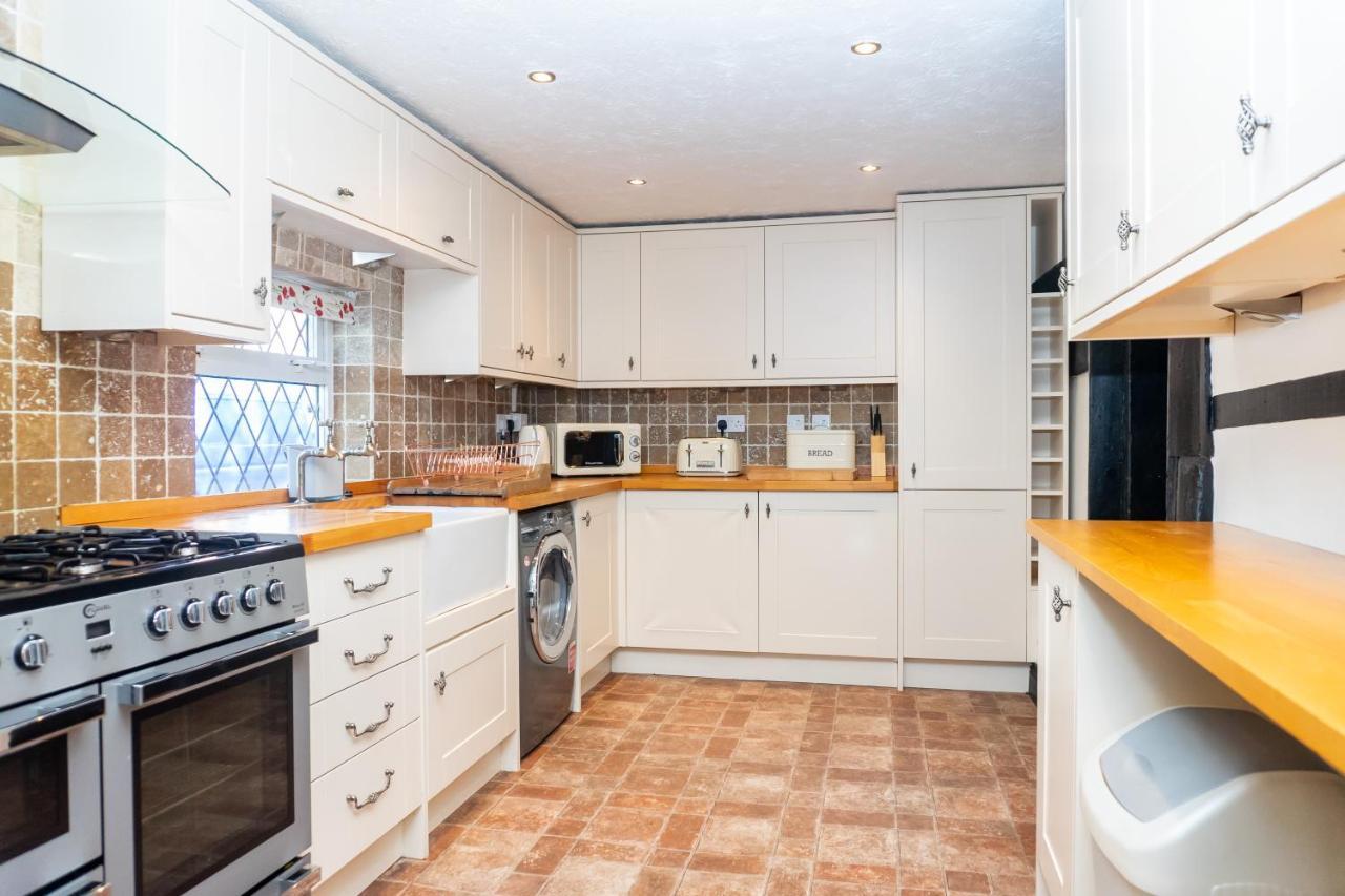 Cosy 3 Bed In Gloucester-parking-garden-free Hot Tub At The Weekends *