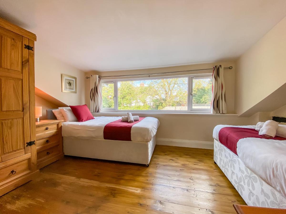 Cosy 3 Bed In Gloucester-parking-garden-free Hot Tub At The Weekends Gloucester