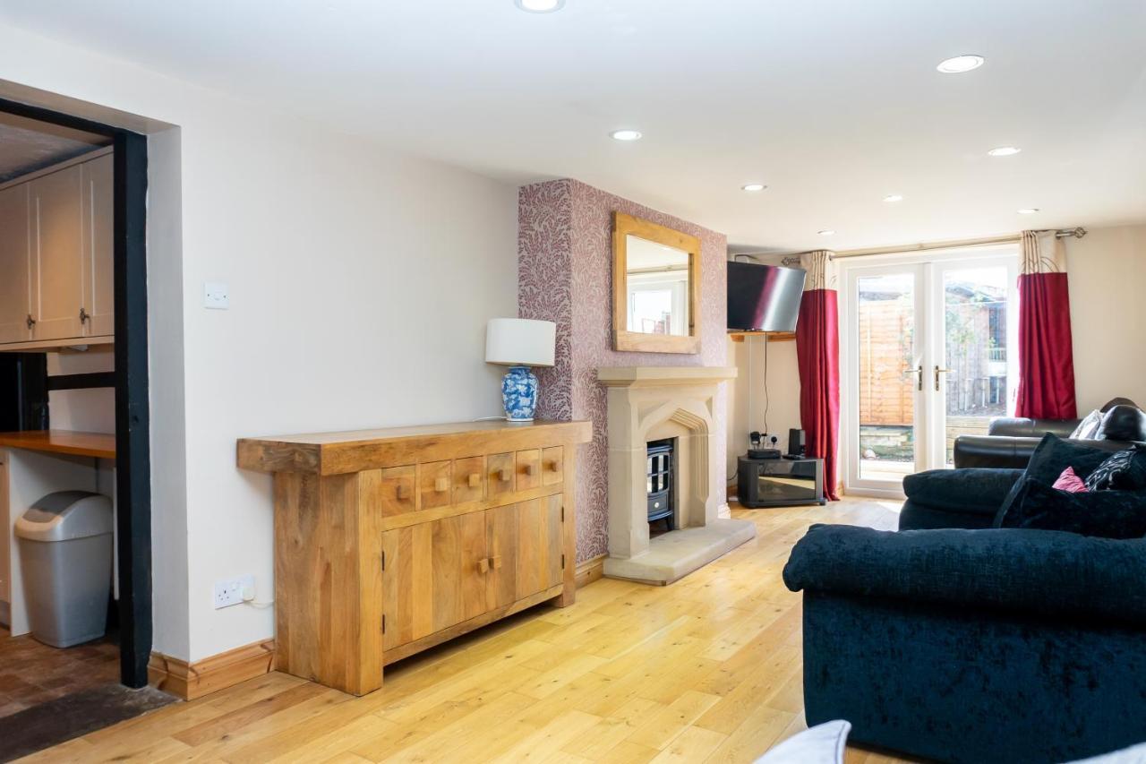 Cosy 3 Bed In Gloucester-parking-garden-free Hot Tub At The Weekends