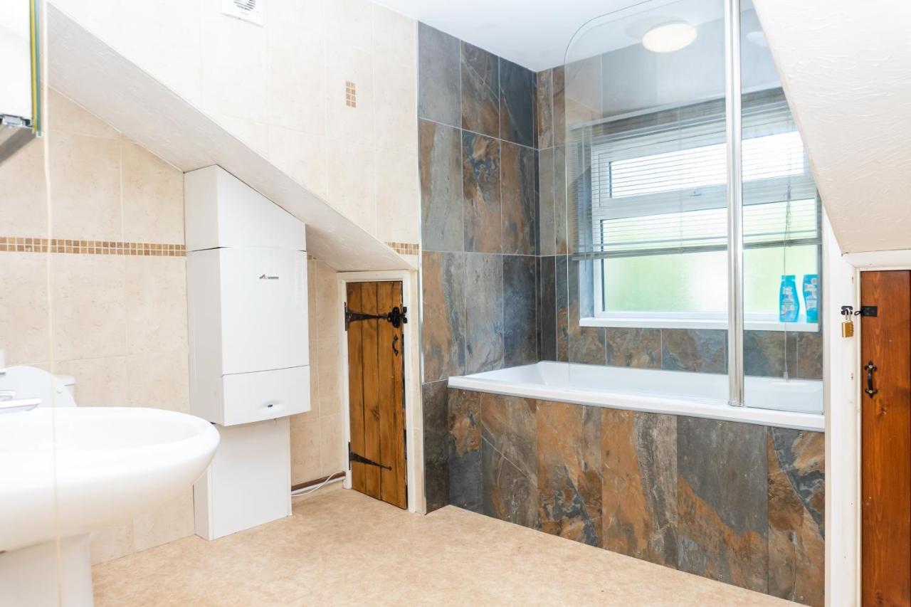 Cosy 3 Bed In Gloucester-parking-garden-free Hot Tub At The Weekends *