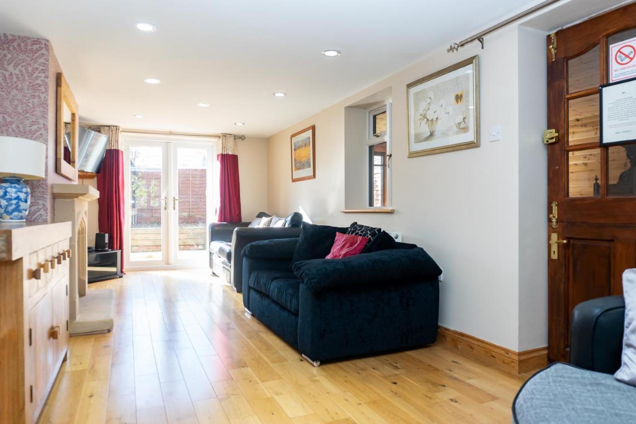 Cosy 3 Bed In Gloucester-parking-garden-free Hot Tub At The Weekends Gloucester