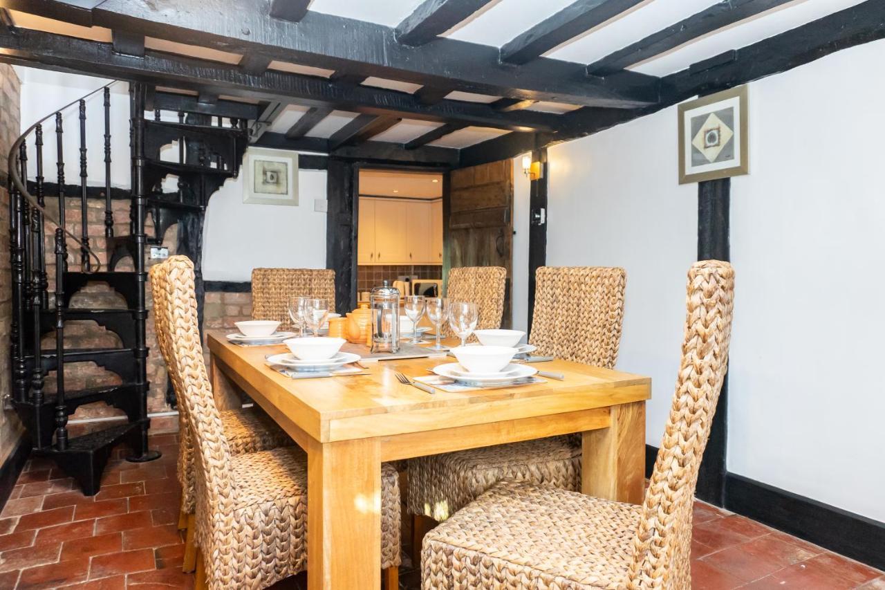 Cosy 3 Bed In Gloucester-parking-garden-free Hot Tub At The Weekends Holiday home