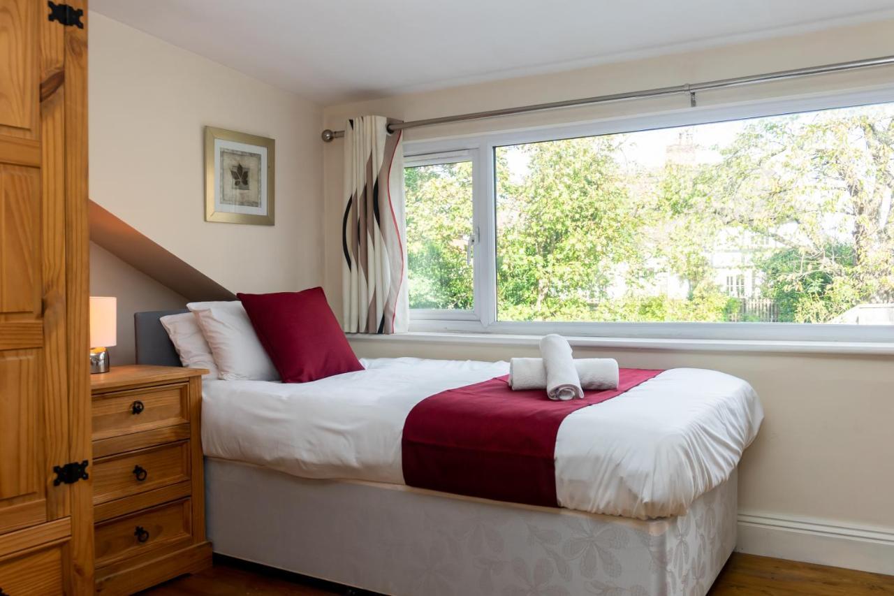 Cosy 3 Bed In Gloucester-parking-garden-free Hot Tub At The Weekends Holiday home Gloucester