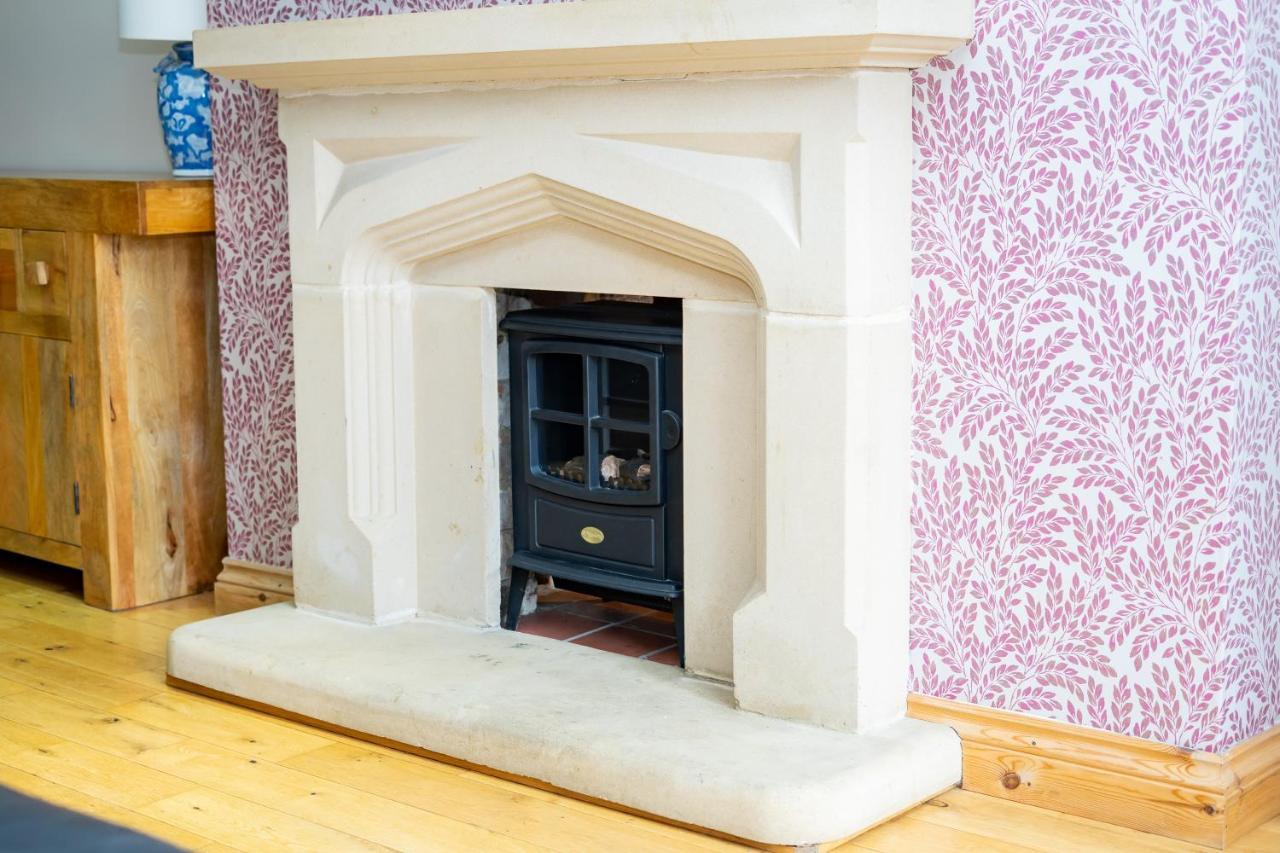 Cosy 3 Bed In Gloucester-parking-garden-free Hot Tub At The Weekends
