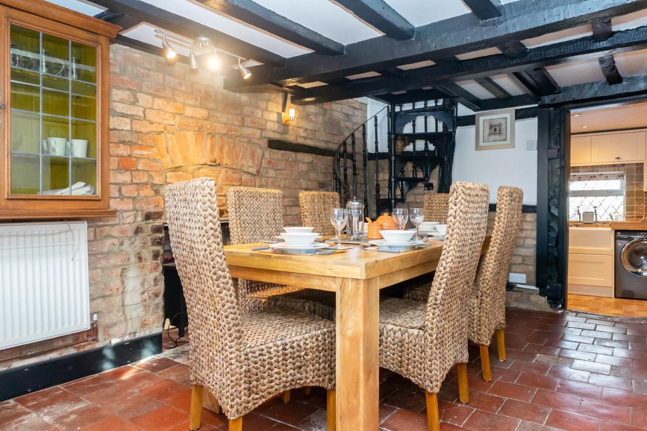 Cosy 3 Bed In Gloucester-parking-garden-free Hot Tub At The Weekends Gloucester