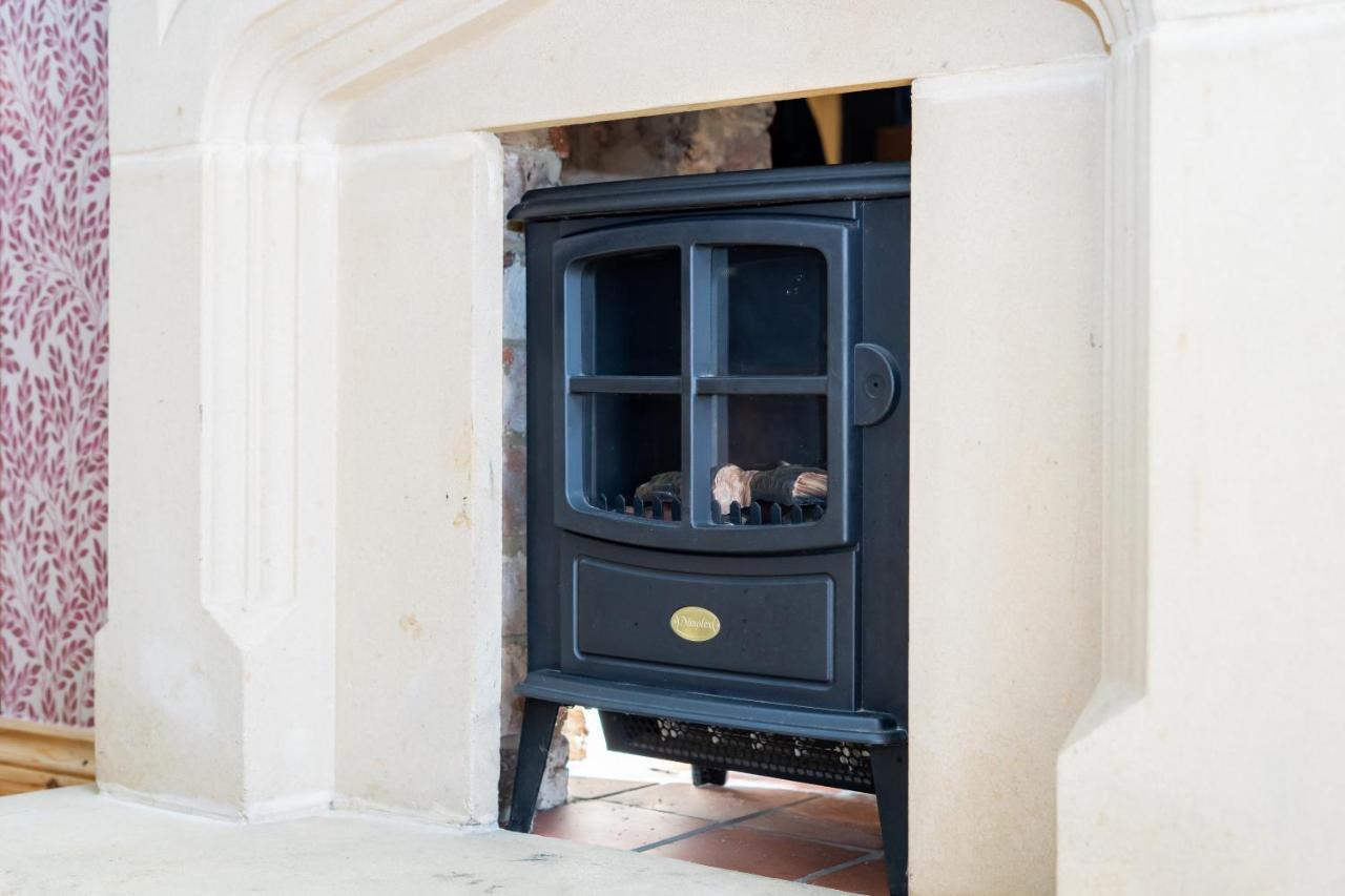 Cosy 3 Bed In Gloucester-parking-garden-free Hot Tub At The Weekends Gloucester