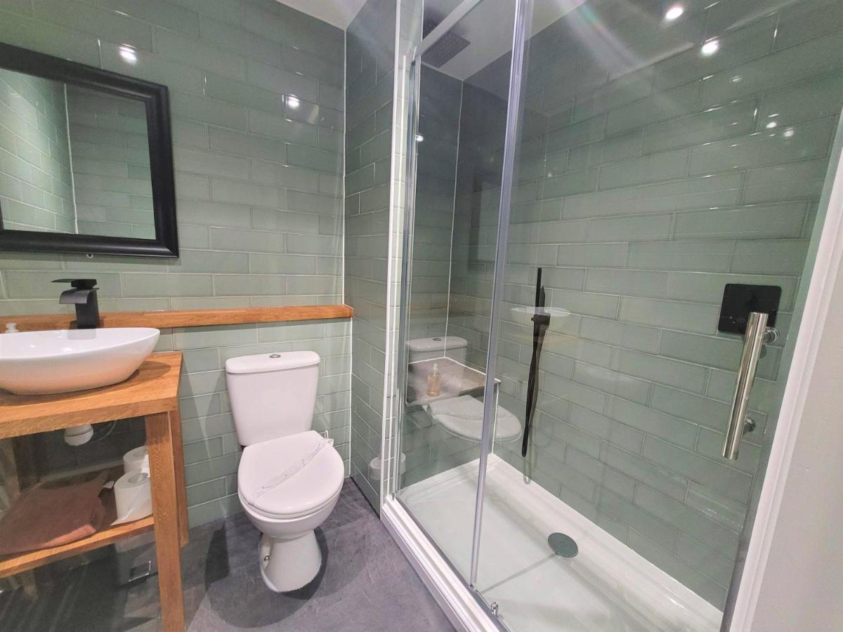 New County & Serviced By Roomsbooked Hotel