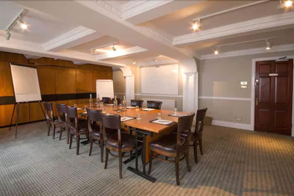 Hotel Hatton Court