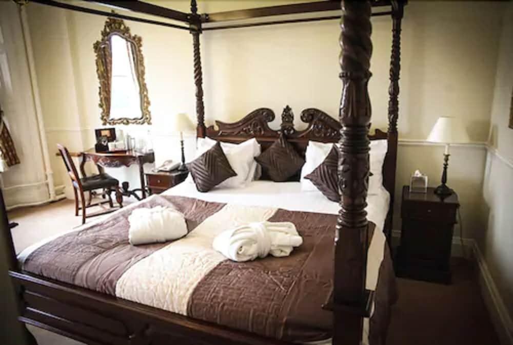 Hatton Court Hotel 4*