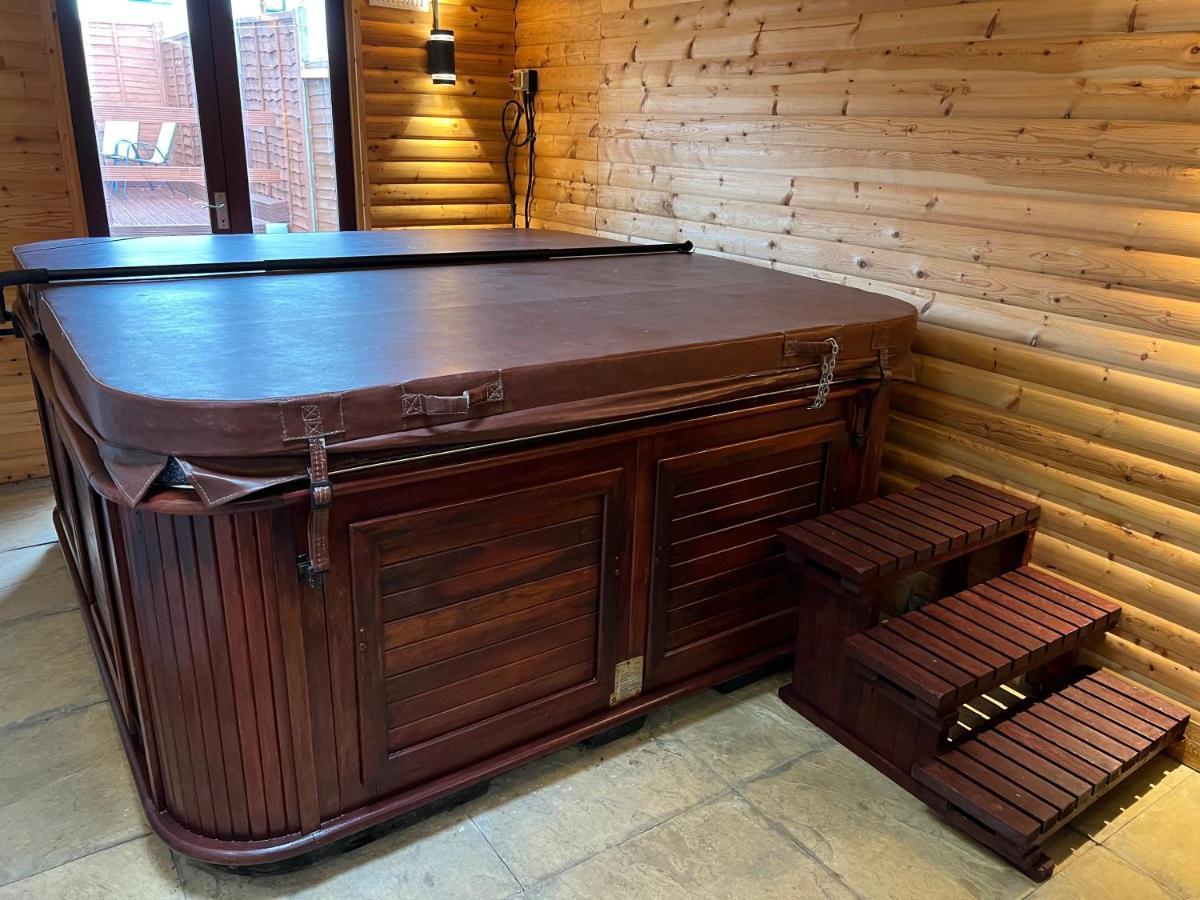 Cosy 3 Bed In Gloucester-parking-garden-free Hot Tub At The Weekends Holiday home Gloucester