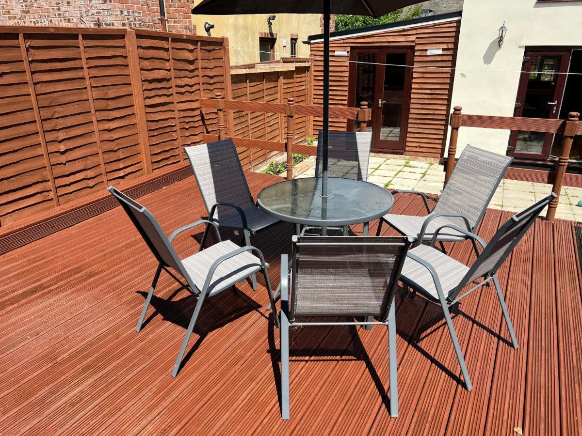 Cosy 3 Bed In Gloucester-parking-garden-free Hot Tub At The Weekends *