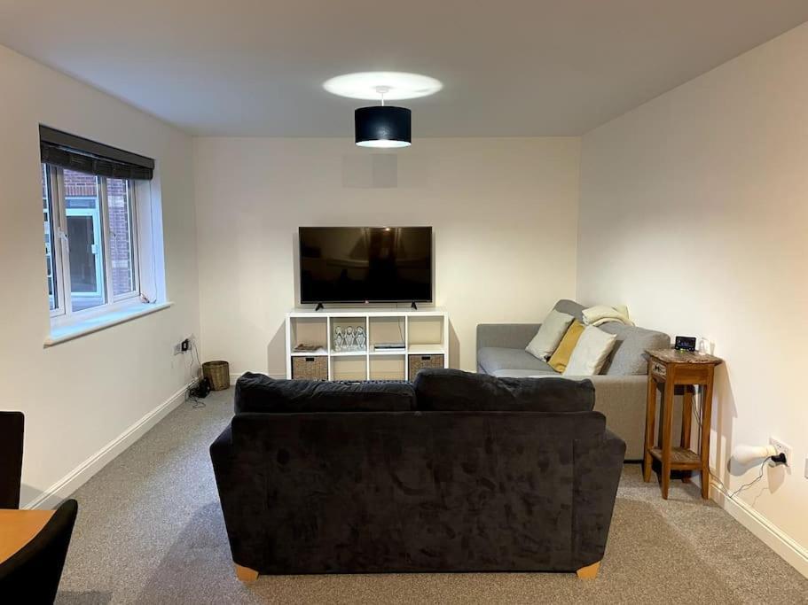 Large 2 Bedroom Apartment, 4 Beds One 1 En-suite, Free Parking Nr Chelt Elmore And Quays Apartment Gloucester