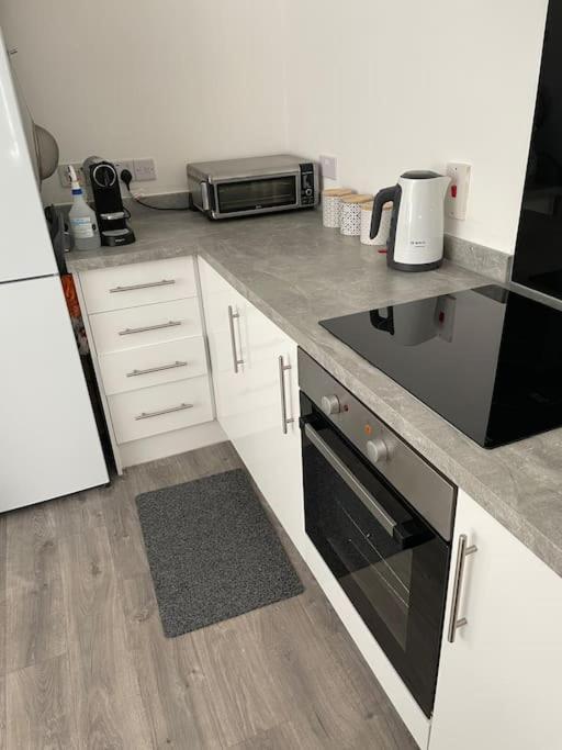 Apartment Large 2 Bedroom Apartment, 4 Beds One 1 En-suite, Free Parking Nr Chelt Elmore And Quays Gloucester