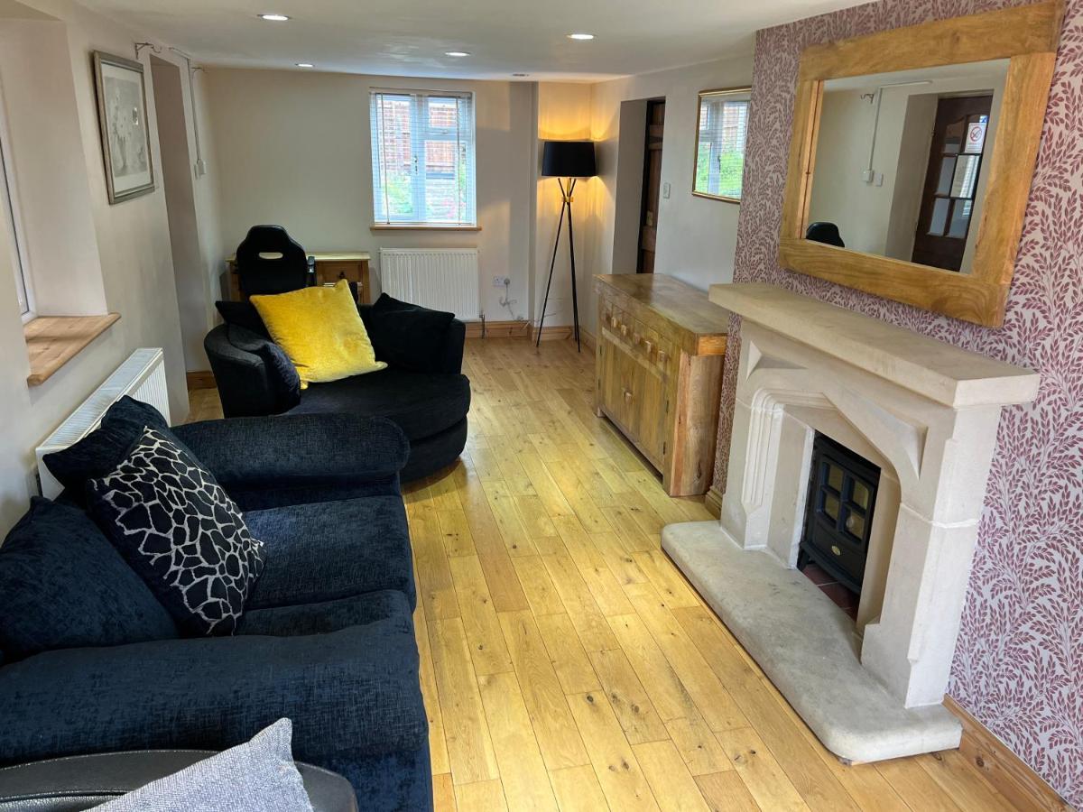 Cosy 3 Bed In Gloucester-parking-garden-free Hot Tub At The Weekends Gloucester