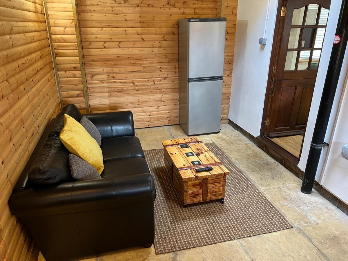 Cosy 3 Bed In Gloucester-parking-garden-free Hot Tub At The Weekends