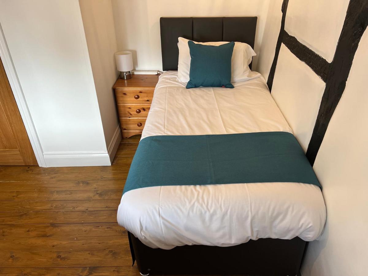Cosy 3 Bed In Gloucester-parking-garden-free Hot Tub At The Weekends