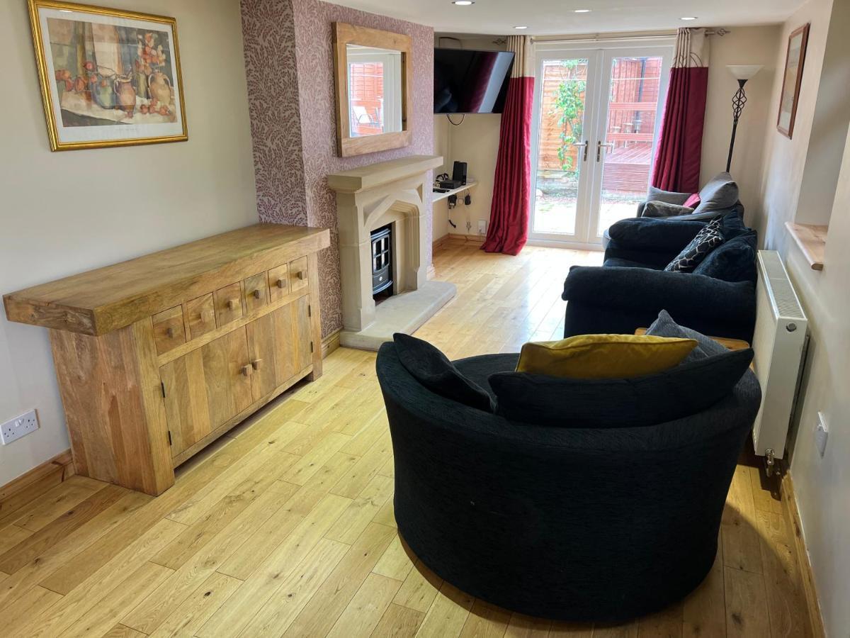 Cosy 3 Bed In Gloucester-parking-garden-free Hot Tub At The Weekends *