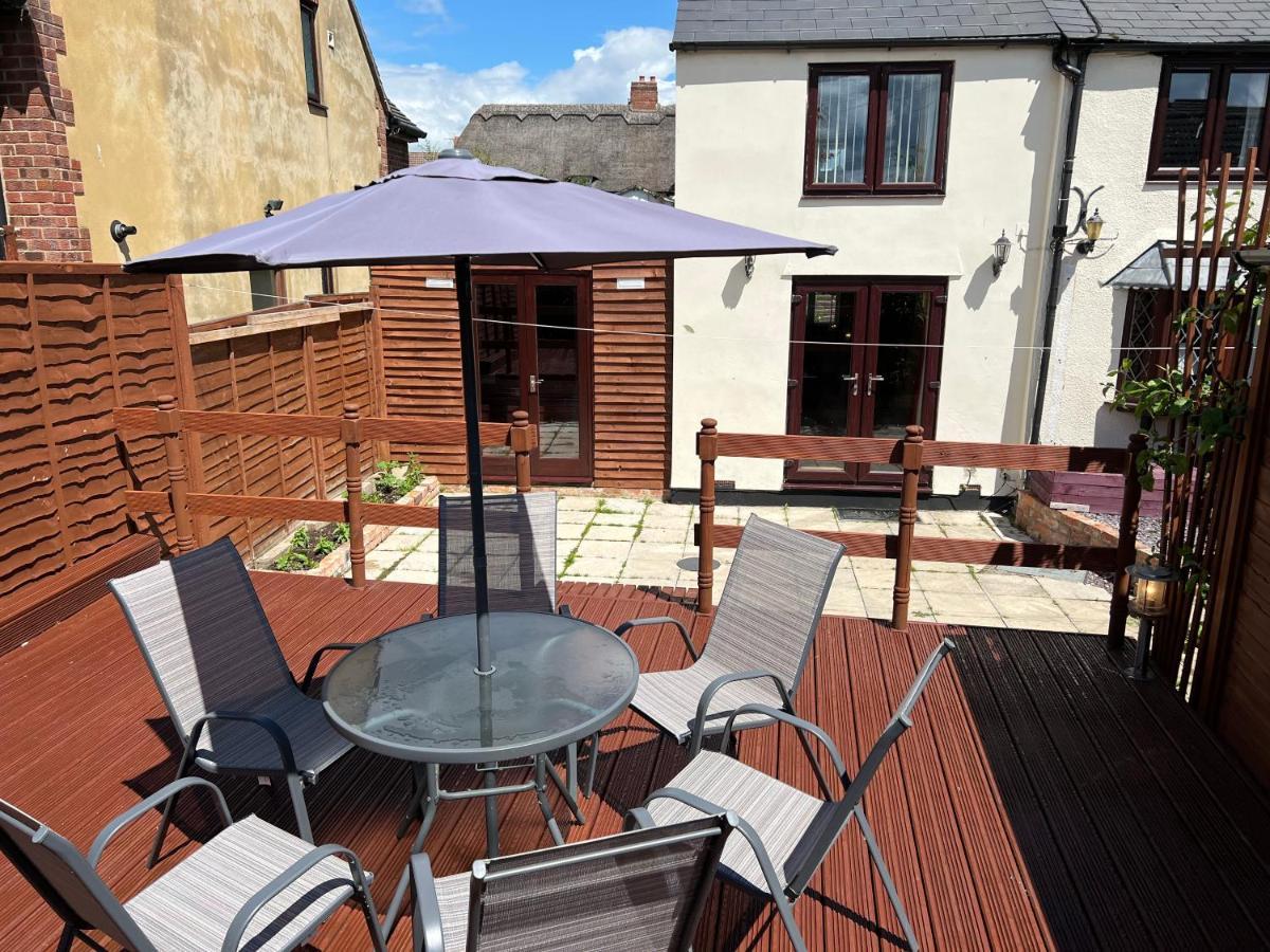 Cosy 3 Bed In Gloucester-parking-garden-free Hot Tub At The Weekends *