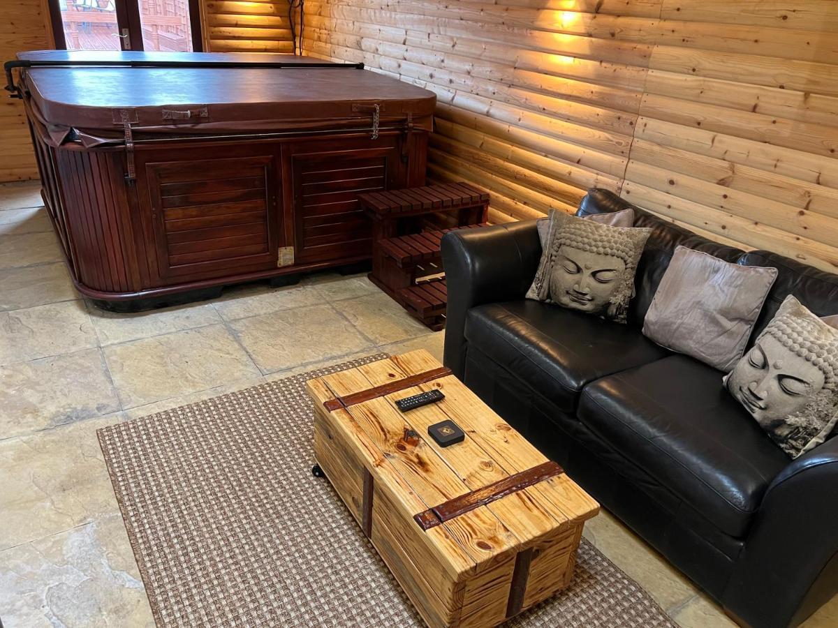 Cosy 3 Bed In Gloucester-parking-garden-free Hot Tub At The Weekends Holiday home *