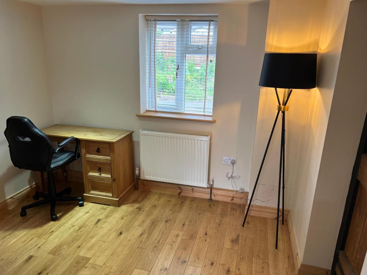Cosy 3 Bed In Gloucester-parking-garden-free Hot Tub At The Weekends *