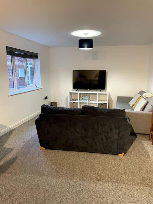 Large 2 Bedroom Apartment, 4 Beds One 1 En-suite, Free Parking Nr Chelt Elmore And Quays Apartment *