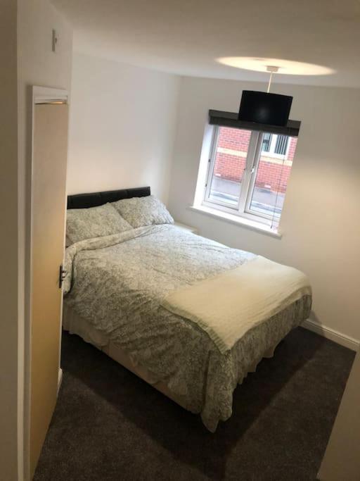 Large 2 Bedroom Apartment, 4 Beds One 1 En-suite, Free Parking Nr Chelt Elmore And Quays Apartment