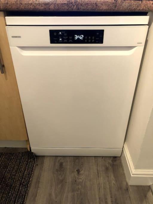 Large 2 Bedroom Apartment, 4 Beds One 1 En-suite, Free Parking Nr Chelt Elmore And Quays Apartment