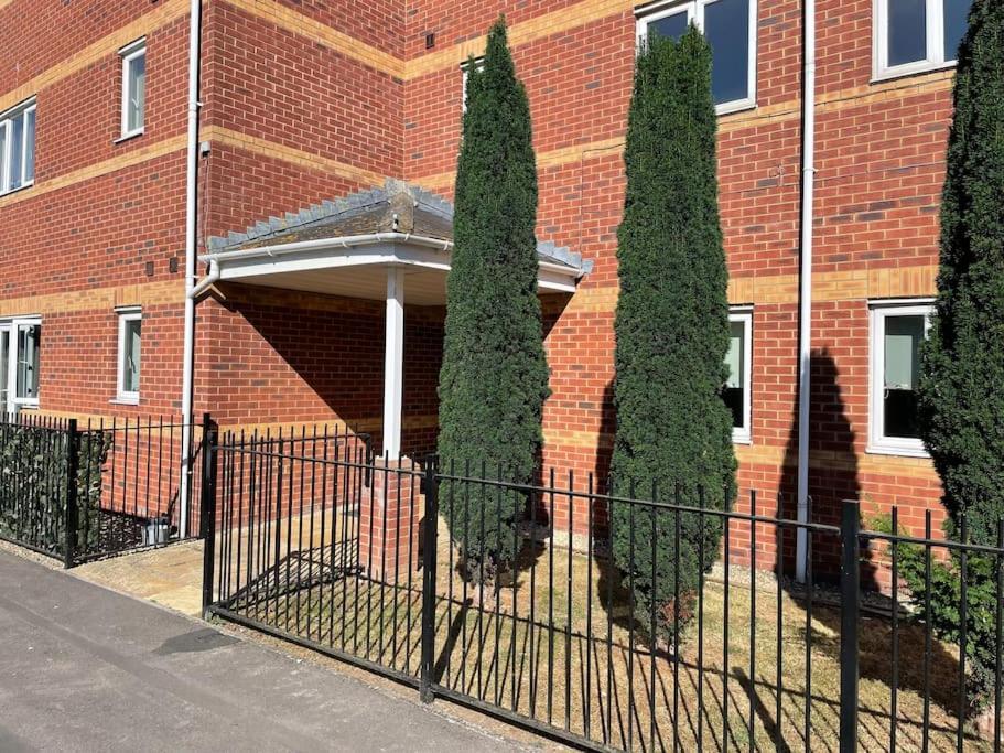 Large 2 Bedroom Apartment, 4 Beds One 1 En-suite, Free Parking Nr Chelt Elmore And Quays Apartment
