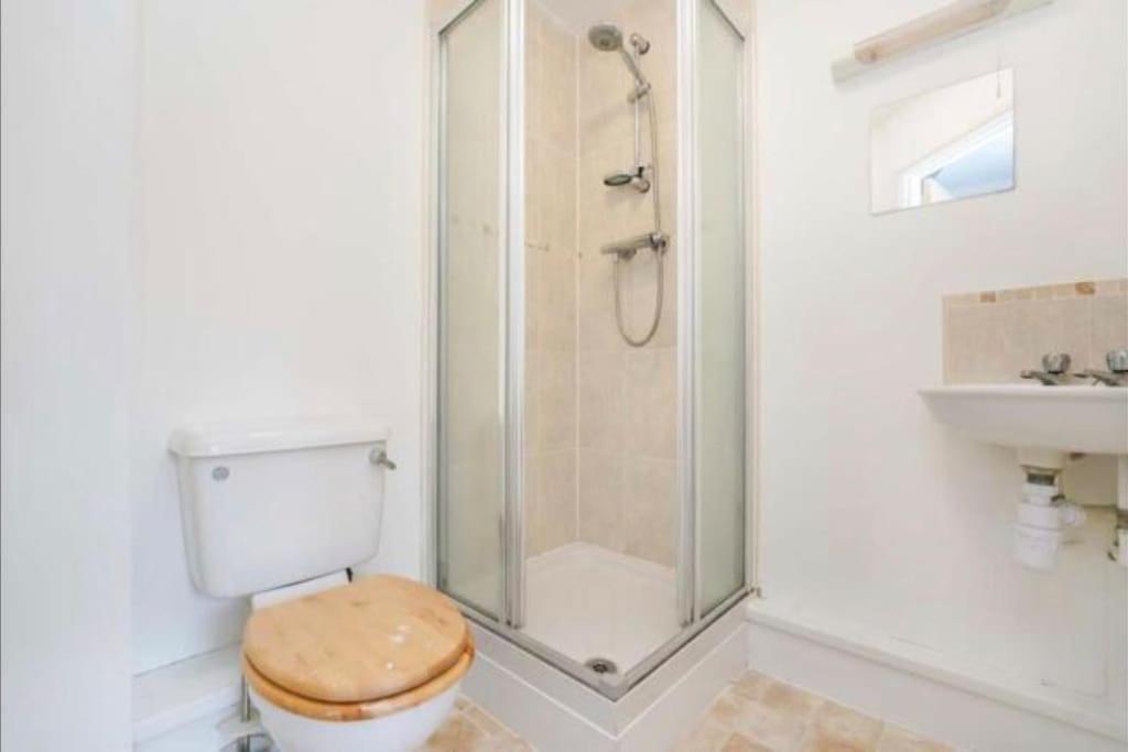 Apartment Large 2 Bedroom Apartment, 4 Beds One 1 En-suite, Free Parking Nr Chelt Elmore And Quays