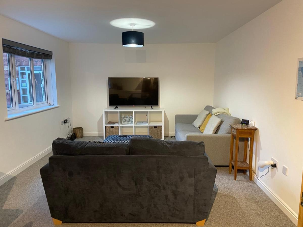 Apartment Large 2 Bedroom Apartment, 4 Beds One 1 En-suite, Free Parking Nr Chelt Elmore And Quays
