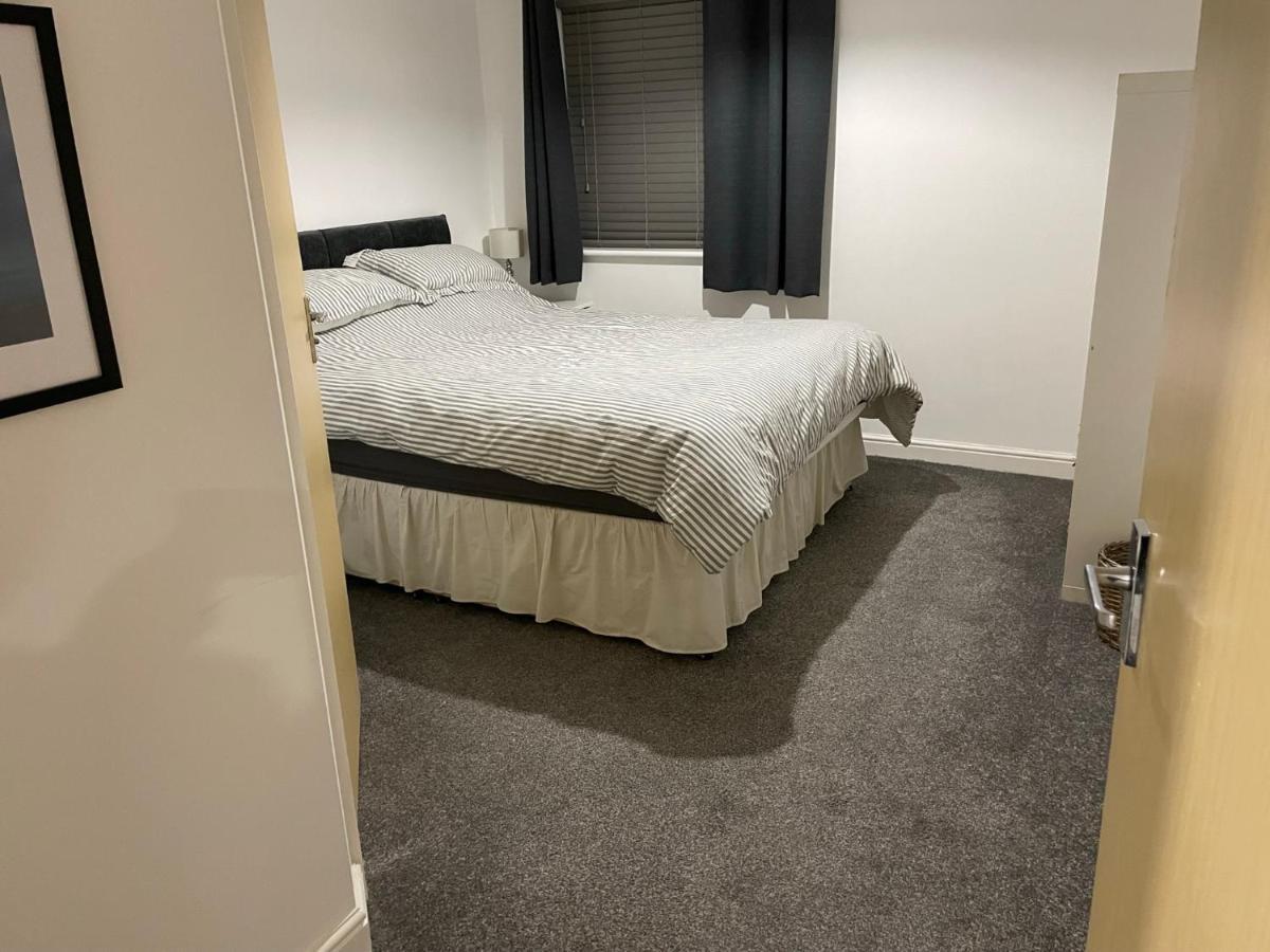 Large 2 Bedroom Apartment, 4 Beds One 1 En-suite, Free Parking Nr Chelt Elmore And Quays Gloucester
