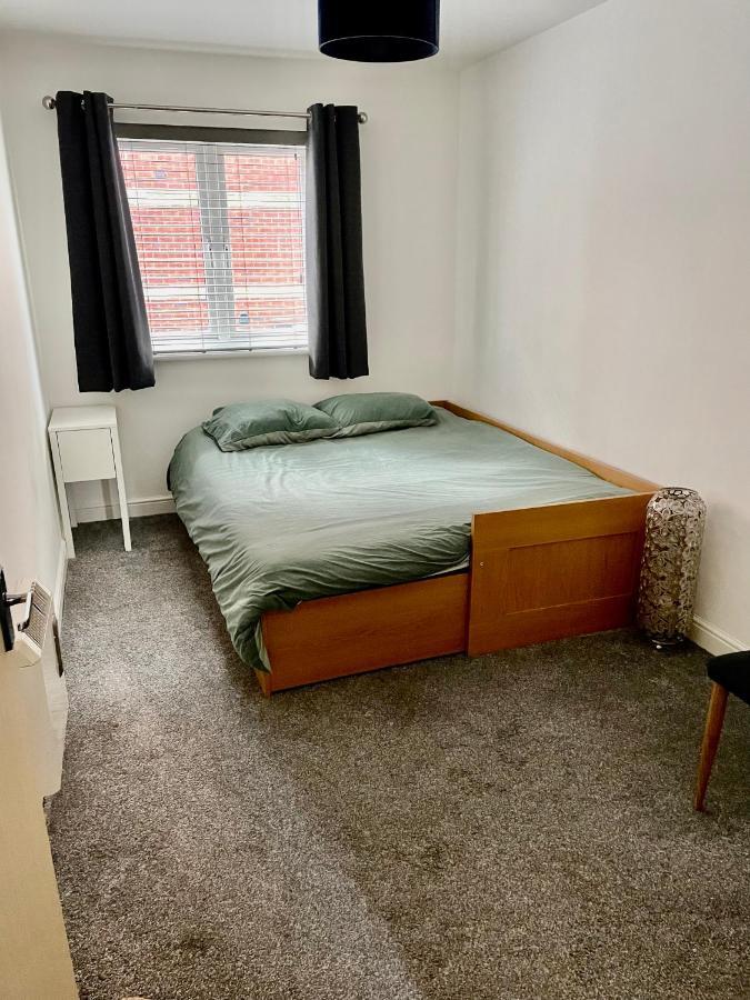 Large 2 Bedroom Apartment, 4 Beds One 1 En-suite, Free Parking Nr Chelt Elmore And Quays Apartment *