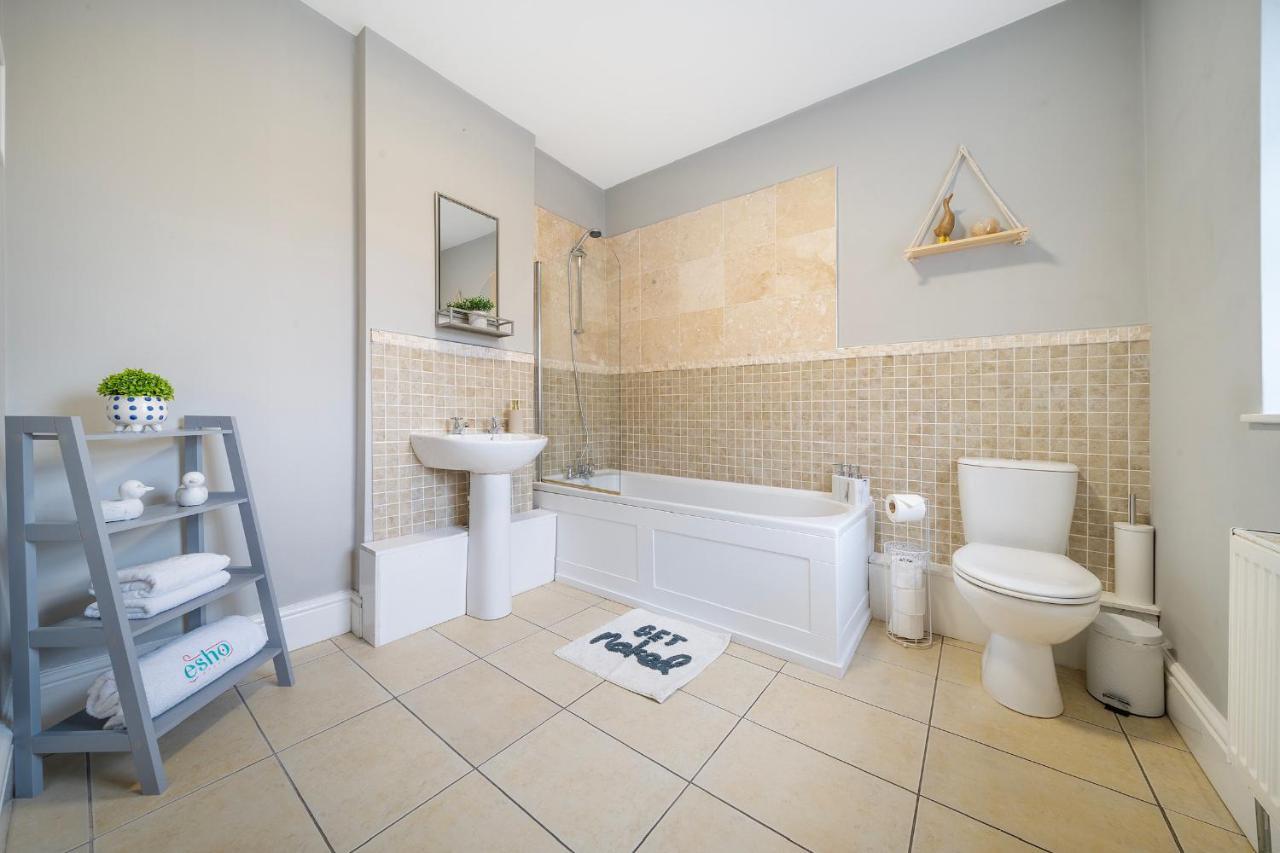 1 Bed House, Free Parking, 15 Minutes From Cheltenham Races *