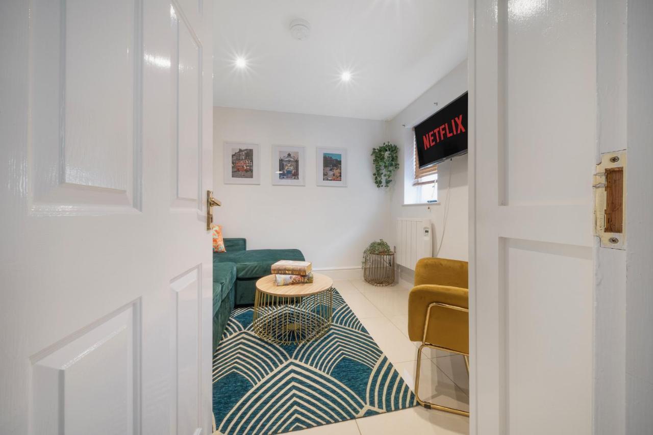 1 Bed House, Free Parking, 15 Minutes From Cheltenham Races