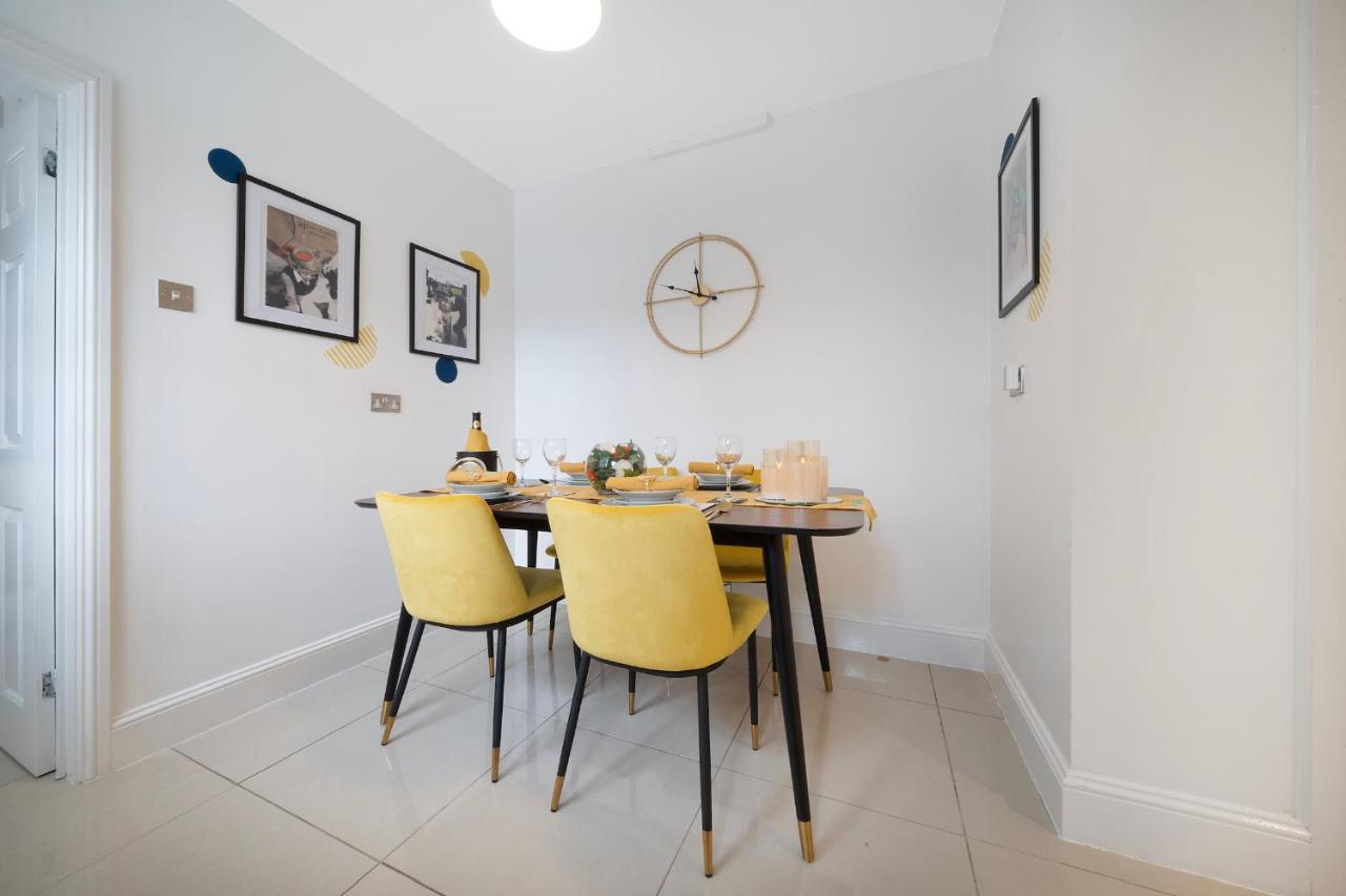 Holiday home 1 Bed House, Free Parking, 15 Minutes From Cheltenham Races Gloucester