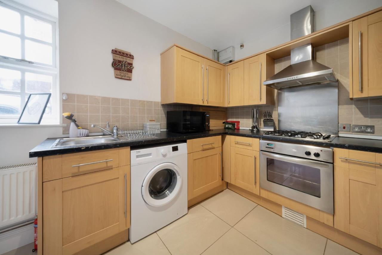 Holiday home 1 Bed House, Free Parking, 15 Minutes From Cheltenham Races *