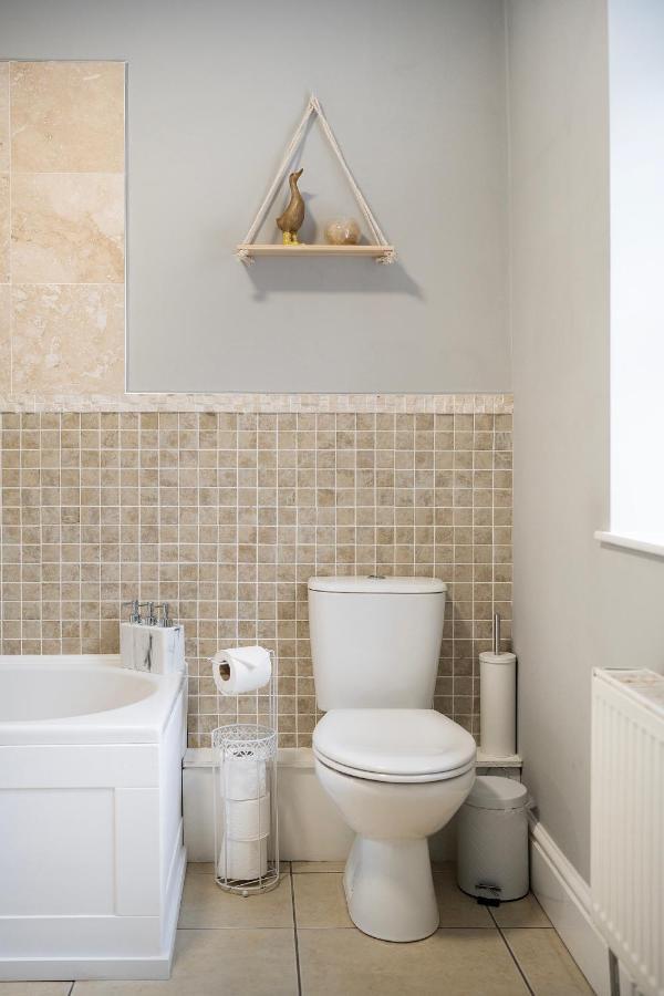 1 Bed House, Free Parking, 15 Minutes From Cheltenham Races * Gloucester