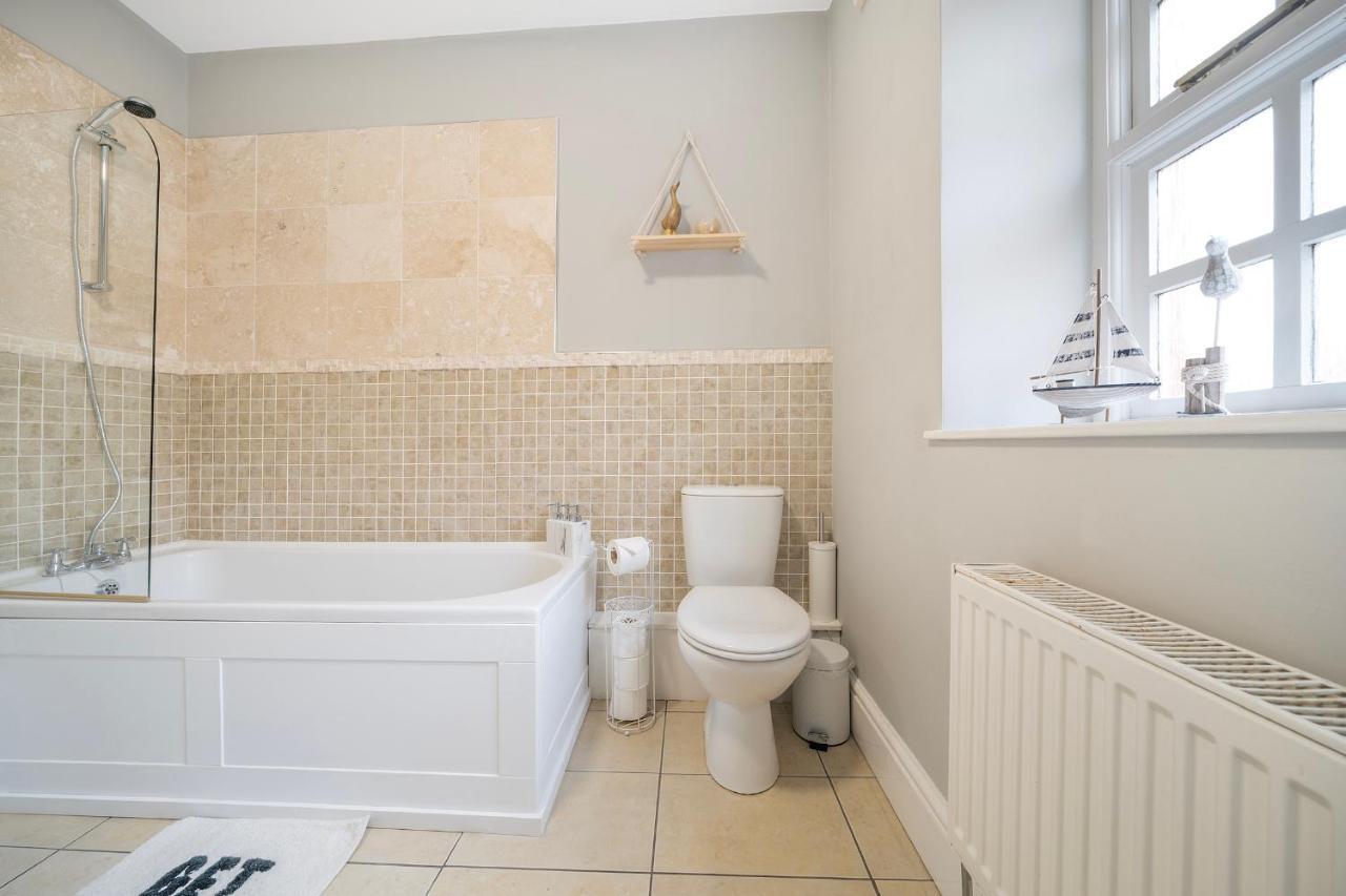 Holiday home 1 Bed House, Free Parking, 15 Minutes From Cheltenham Races *