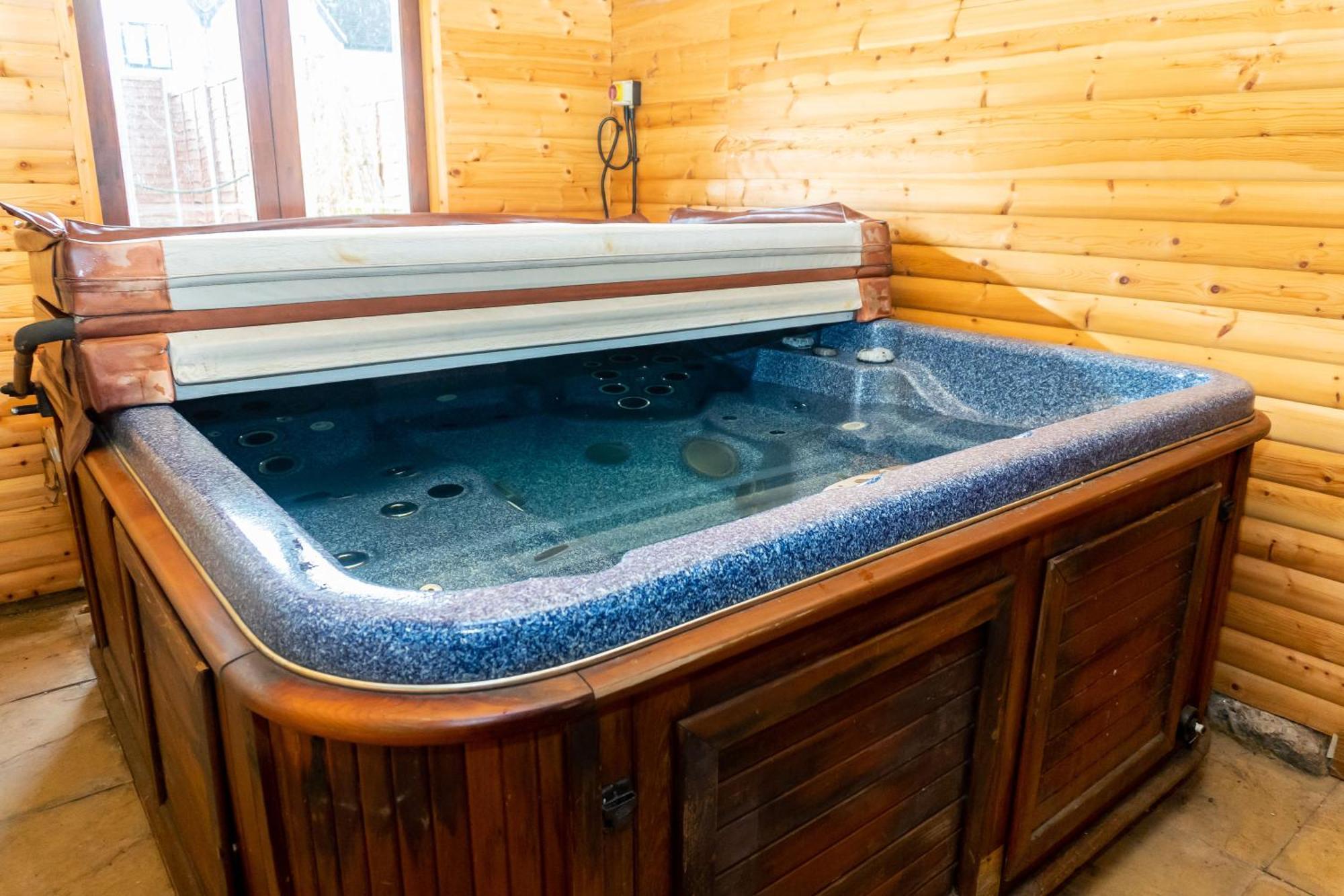 Cosy 3 Bed In Gloucester-parking-garden-free Hot Tub At The Weekends Holiday home