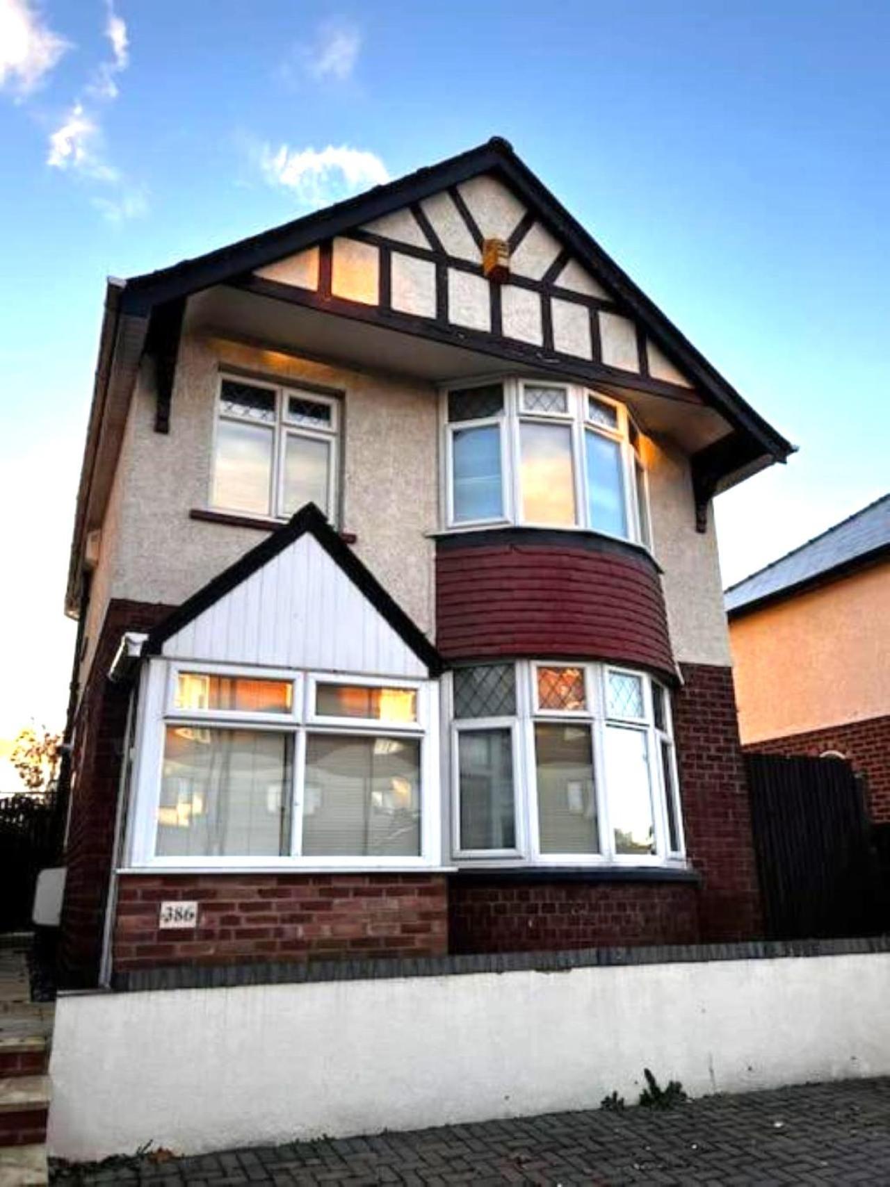 4 Bedroom House Near City Centre With Driveway - Ideal For Contractors Holiday home *