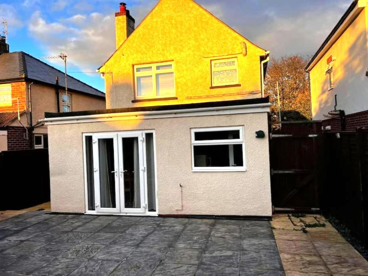4 Bedroom House Near City Centre With Driveway - Ideal For Contractors * Gloucester