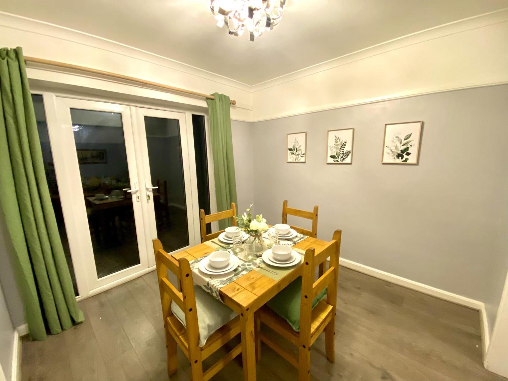 4 Bedroom House Near City Centre With Driveway - Ideal For Contractors Holiday home Gloucester