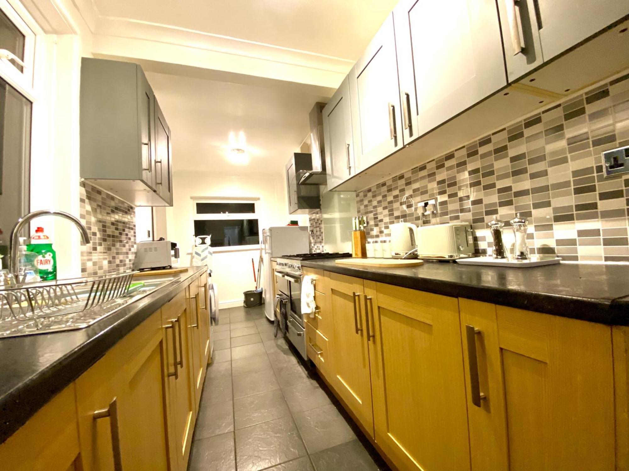 4 Bedroom House Near City Centre With Driveway - Ideal For Contractors Holiday home