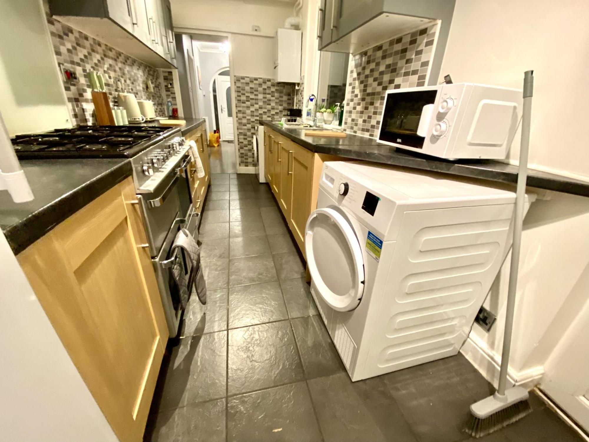 Holiday home 4 Bedroom House Near City Centre With Driveway - Ideal For Contractors *