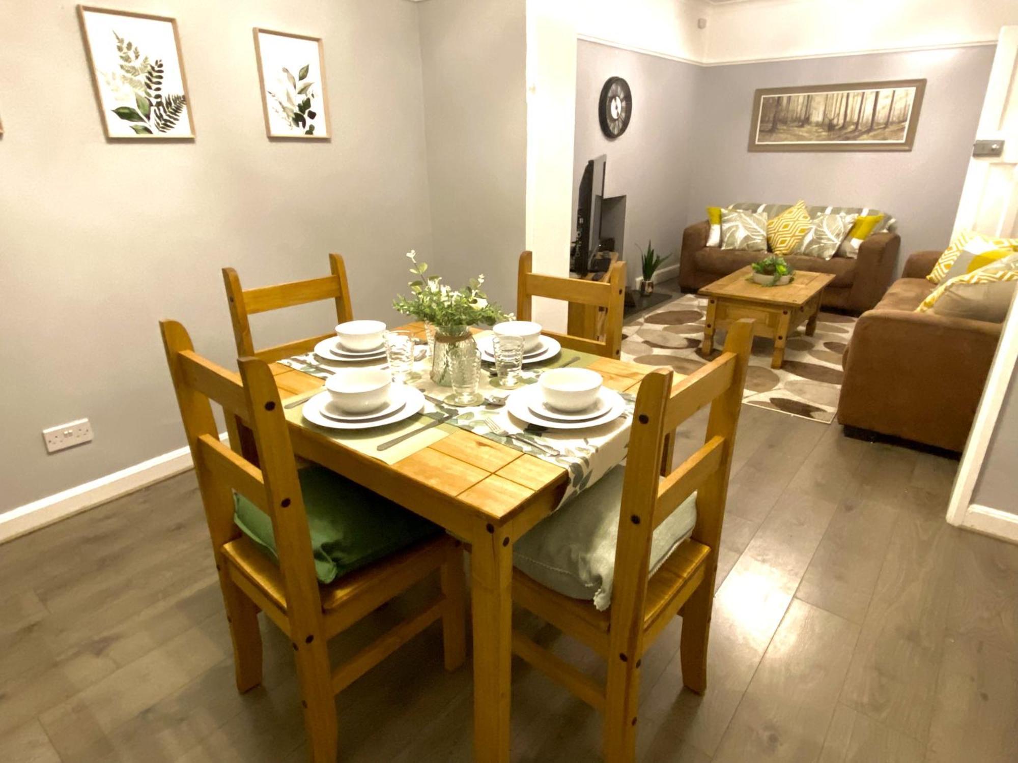 4 Bedroom House Near City Centre With Driveway - Ideal For Contractors * Gloucester