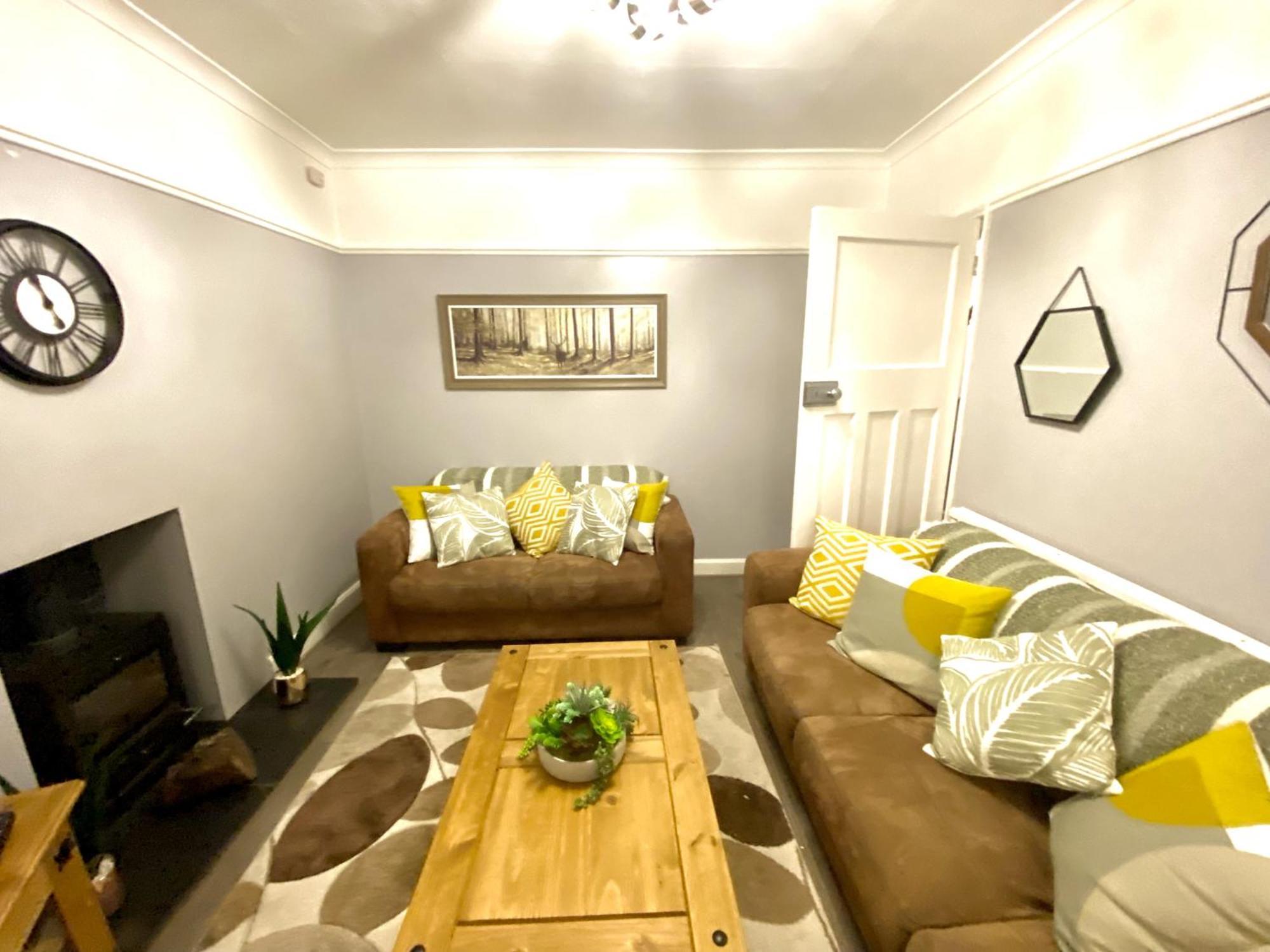 Holiday home 4 Bedroom House Near City Centre With Driveway - Ideal For Contractors