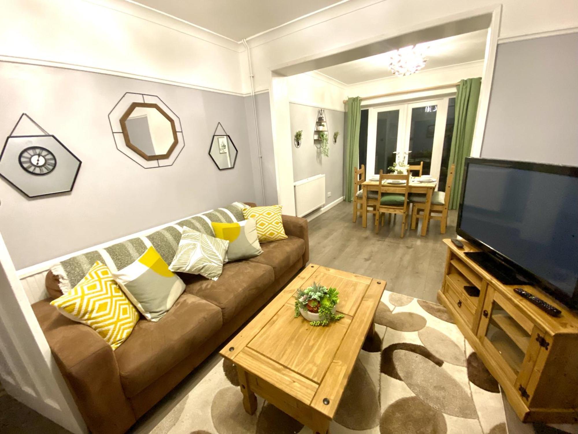 4 Bedroom House Near City Centre With Driveway - Ideal For Contractors Holiday home *