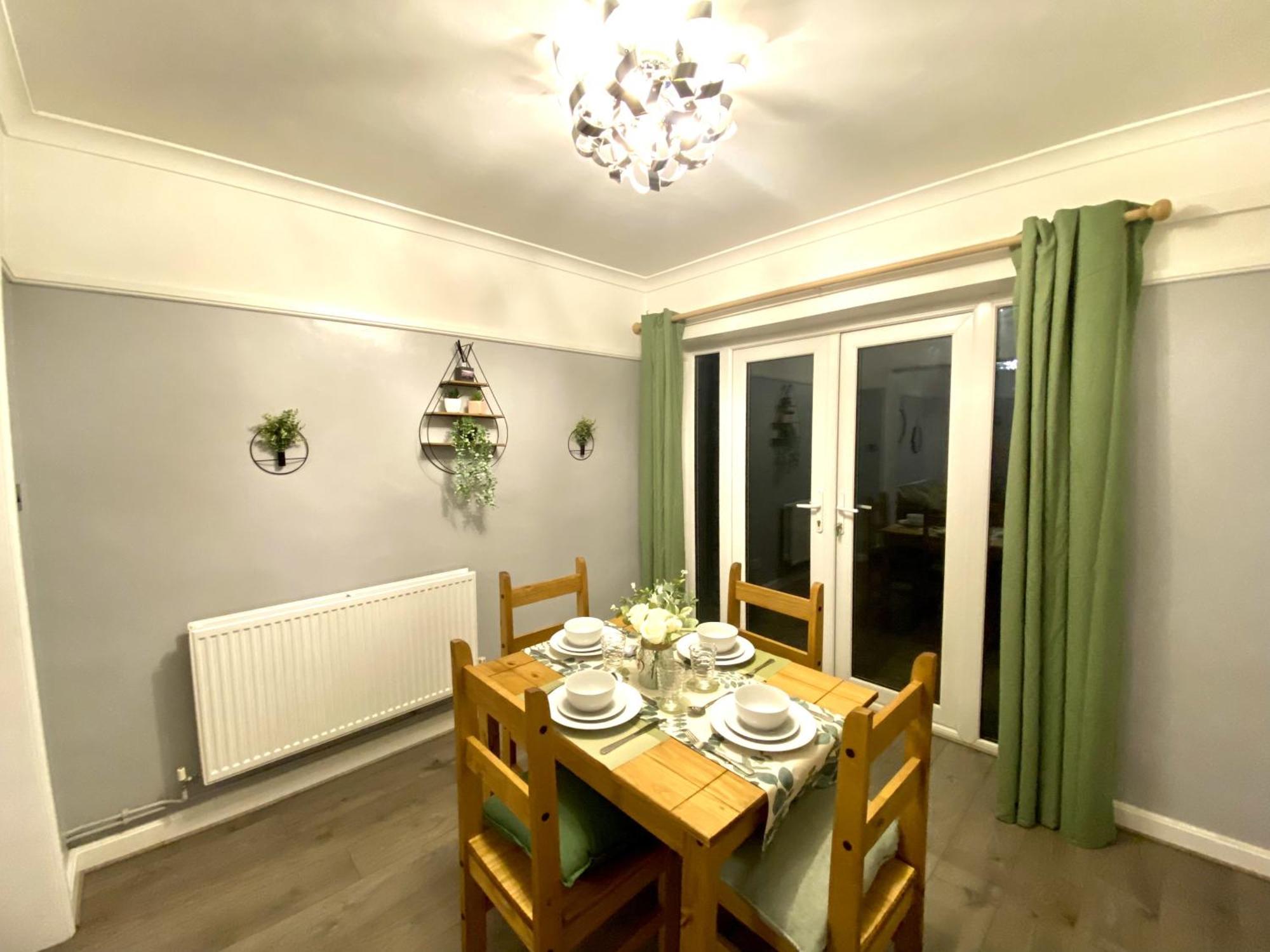 Holiday home 4 Bedroom House Near City Centre With Driveway - Ideal For Contractors *